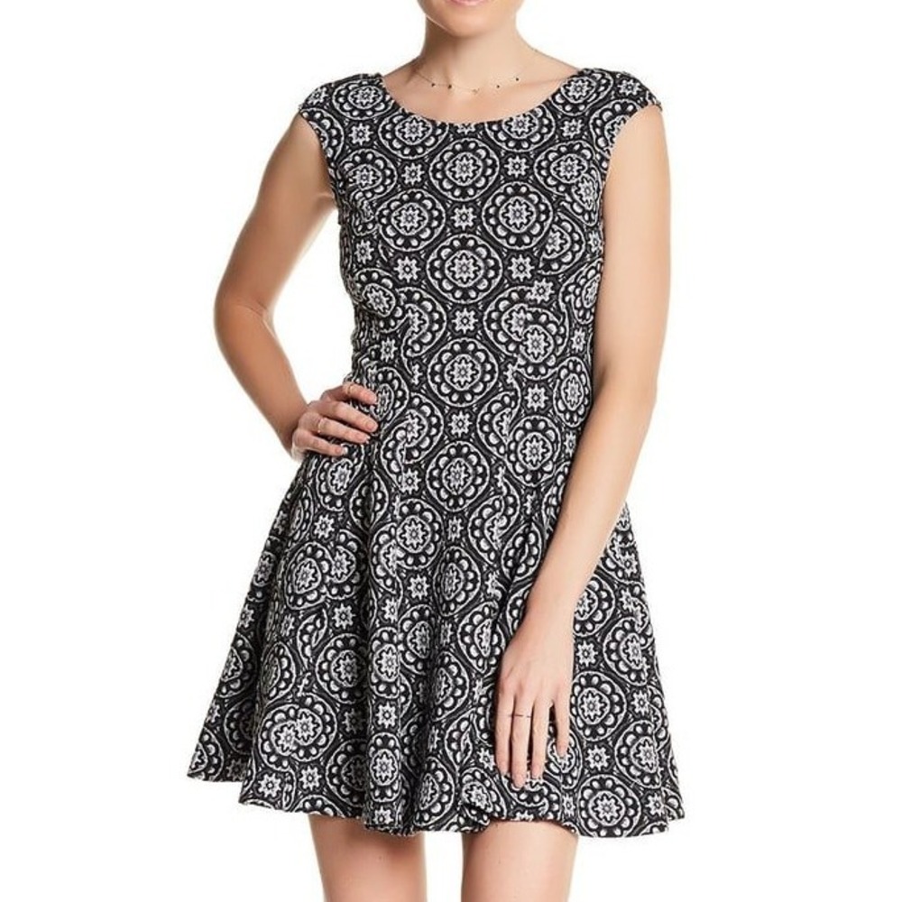 Betsey Johnson Fit Flare Black Gray Dress Floral Damask Stretch Jersey 6 Classic